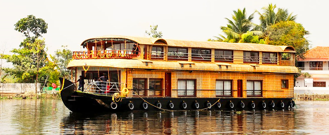 deluxe 4 bedroom houseboat