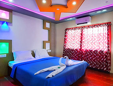 deluxe 4 bedroom houseboat