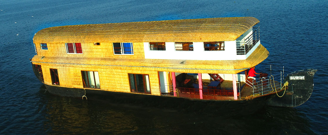 deluxe 4 bedroom houseboat