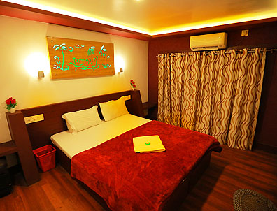 deluxe 4 bedroom houseboat