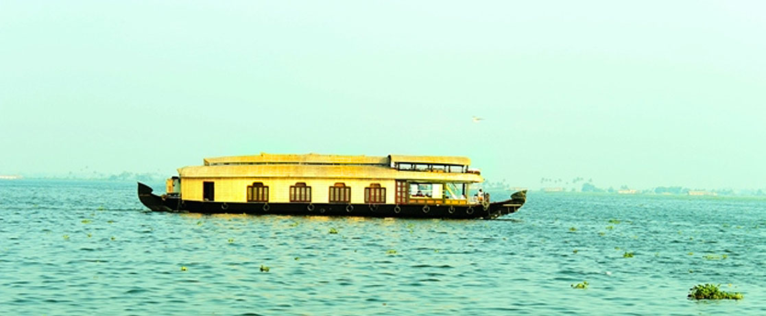 deluxe 4 bedroom houseboat