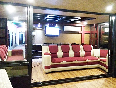 deluxe 4 bedroom houseboat