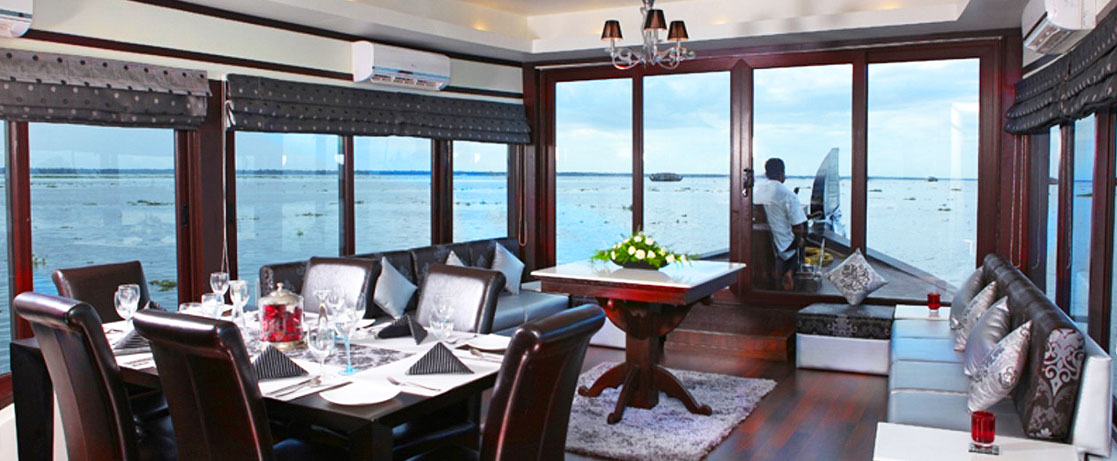 deluxe 4 bedroom houseboat