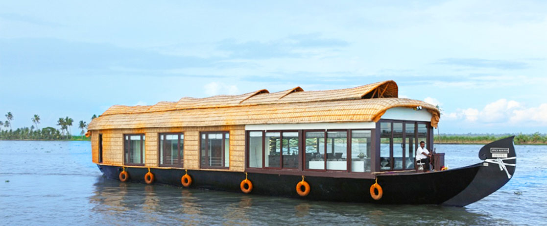 deluxe 4 bedroom houseboat