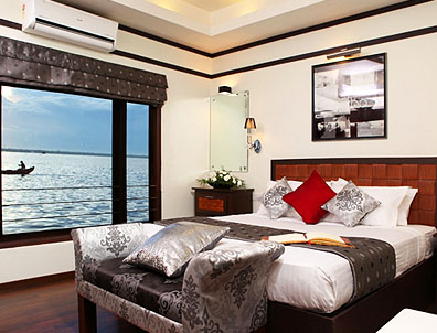 deluxe 4 bedroom houseboat
