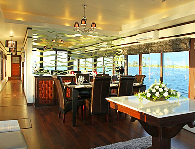 deluxe 4 bedroom houseboat