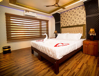 deluxe 4 bedroom houseboat