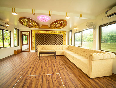 deluxe 4 bedroom houseboat