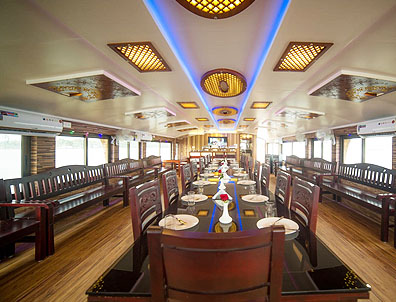 deluxe 4 bedroom houseboat