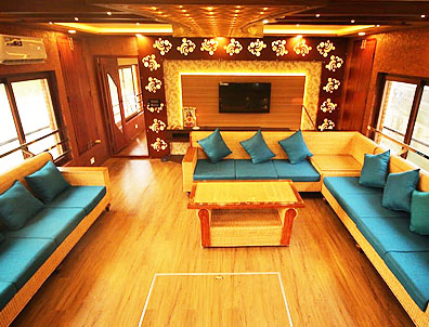 deluxe 4 bedroom houseboat