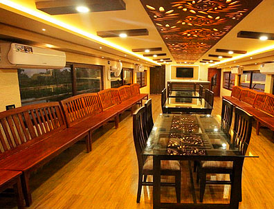 deluxe 4 bedroom houseboat