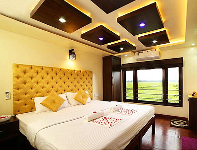 deluxe 4 bedroom houseboat