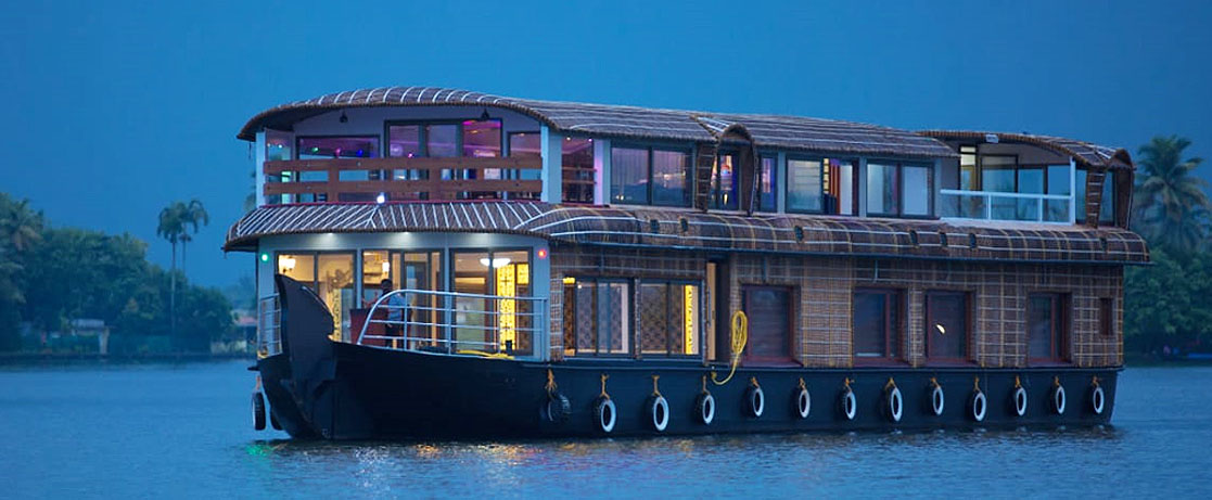 deluxe 4 bedroom houseboat