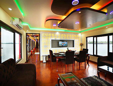 deluxe 4 bedroom houseboat