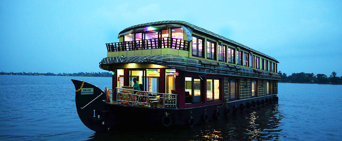deluxe 4 bedroom houseboat