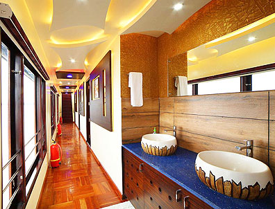 deluxe 4 bedroom houseboat