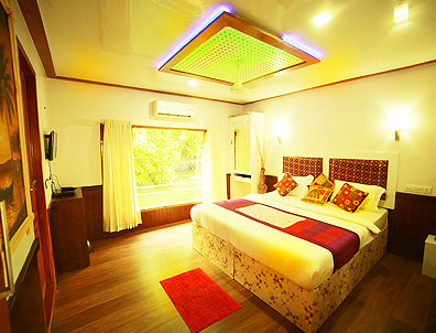 deluxe 4 bedroom houseboat