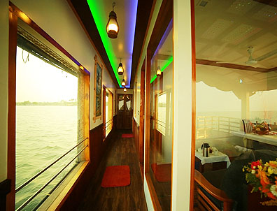 deluxe 4 bedroom houseboat