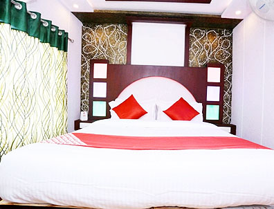 deluxe 4 bedroom houseboat