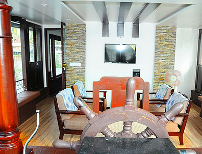 deluxe 4 bedroom houseboat