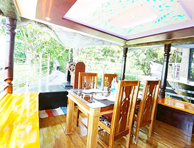 deluxe 4 bedroom houseboat