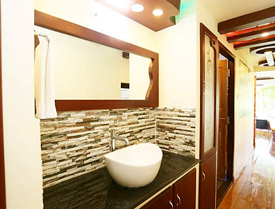 deluxe 4 bedroom houseboat