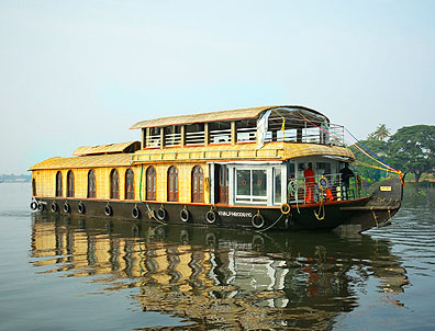 deluxe 4 bedroom houseboat