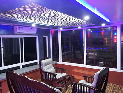 deluxe 4 bedroom houseboat