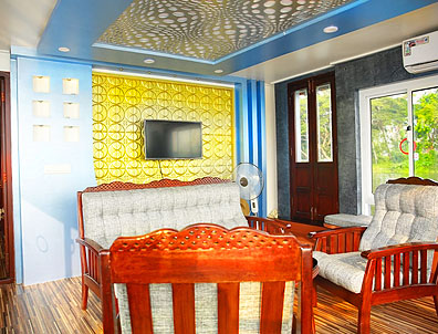 deluxe 4 bedroom houseboat