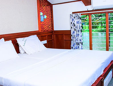 deluxe 4 bedroom houseboat