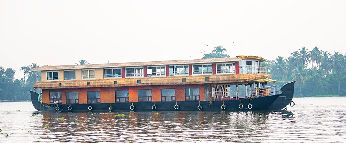 deluxe 4 bedroom houseboat