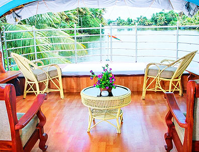 deluxe 4 bedroom houseboat