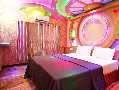 deluxe 4 bedroom houseboat