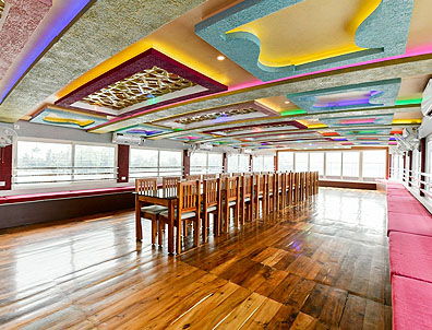 deluxe 4 bedroom houseboat