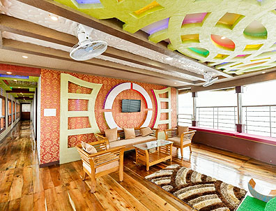 deluxe 4 bedroom houseboat