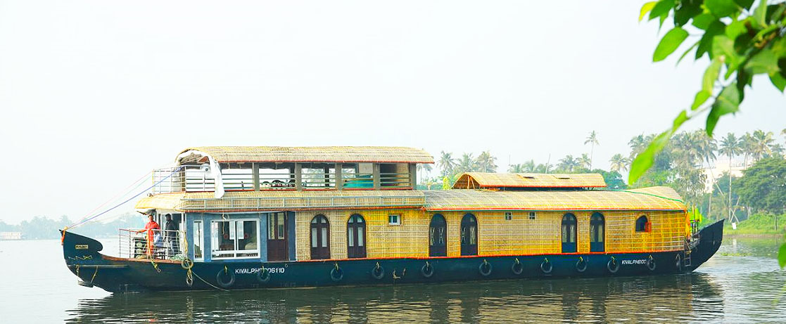 deluxe 4 bedroom houseboat