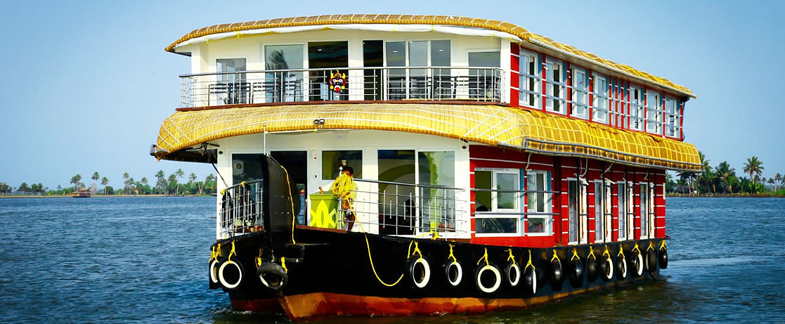 deluxe 4 bedroom houseboat