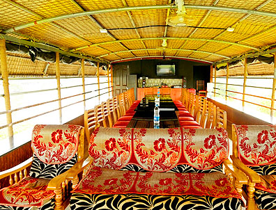 deluxe 4 bedroom houseboat
