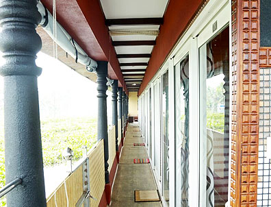 deluxe 4 bedroom houseboat